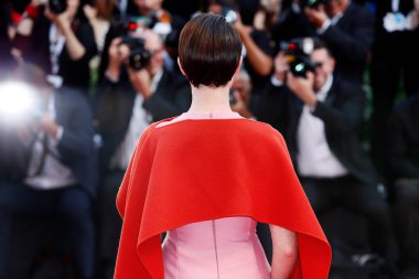 Claire Foy, 29 Ağustos 2018 'de Venedik, İtalya' da düzenlenen 75. Venedik Film Festivali sırasında 