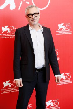 VENICE, İtalya - 30 Ağustos: Yönetmen Alfonso Cuaron, 30 Ağustos 2018 'de İtalya' nın Venedik kentinde düzenlenen 75. Venedik Film Festivali sırasında Romanların fotoğraf çekimine katıldı