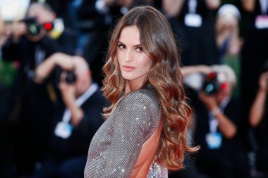 30 Ağustos 2018 'de Venedik, İtalya' da düzenlenen 75. Venedik Film Festivali sırasında Izabel Goulart, 'Roma' filminin kırmızı halısında yürüyor.