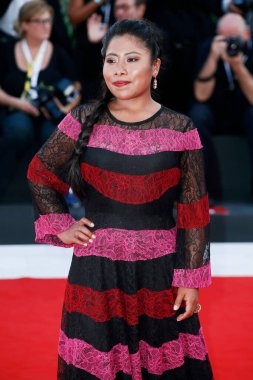 VENICE, İtalya - 30 Ağustos - Yalitza Aparicio, 30 Ağustos 2018 tarihinde Venedik, İtalya 'da düzenlenen 75. Venedik Film Festivali sırasında' Roma 'filminin kırmızı halısında yürüyor