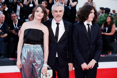 30 Ağustos 2018 'de Venedik, İtalya' da düzenlenen 75. Venedik Film Festivali sırasında Alfonso Cuaron, Roma filminin kırmızı halısında yürüyor.