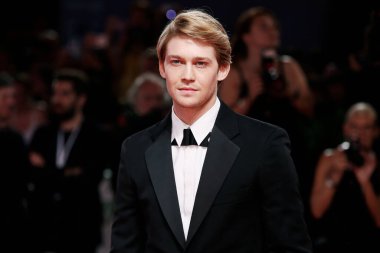 30 Ağustos 2018 'de Venice, İtalya' da düzenlenen 75. Venedik Film Festivali sırasında Joe Alwyn 