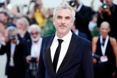 30 Ağustos 2018 'de Venedik, İtalya' da düzenlenen 75. Venedik Film Festivali sırasında Alfonso Cuaron, Roma filminin kırmızı halısında yürüyor.