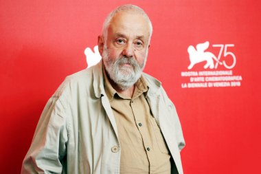 1 Eylül 2018 'de Venedik, İtalya' da düzenlenen 75. Venedik Film Festivali sırasında Mike Leigh 'Peterloo' filminin fotoğraf çağrısına katıldı.. 