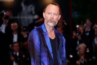 Venedik, İtalya - 1 Eylül 2018 'de Venedik, İtalya' da düzenlenen 75. Venedik Film Festivali sırasında Thom Yorke, Suspiria adlı filmin kırmızı halısında yürüyor.. 