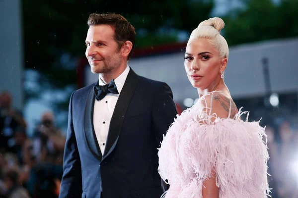 8月31日 布拉德利 库珀和Lady Gaga出席了2018年8月31日在意大利威尼斯举行的第75届威尼斯电影节的首映式 — 图库照片