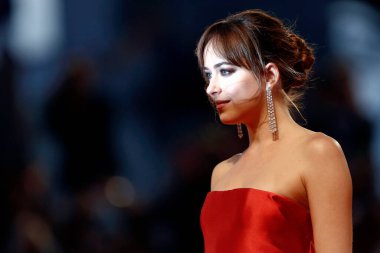 VENICE, İtalya - 1 Eylül 2018 'de Venedik, İtalya' da düzenlenen 75. Venedik Film Festivali sırasında Dakota Johnson Suspiria filminin kırmızı halısında yürüyor. 