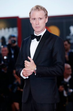 5 Eylül 2018 tarihinde Venedik, İtalya 'da düzenlenen 75. Venedik Film Festivali sırasında Thorbjorn Harr' 22 Temmuz 'da kırmızı halıda yürüyor.. 