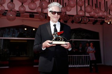 VENICE, İtalya - 6 Eylül 2018 tarihinde Venedik, İtalya 'da düzenlenen 75. Venedik Film Festivali sırasında David Cronenberg, Ömür Boyu Başarı Ödülü ile poz verdi. 