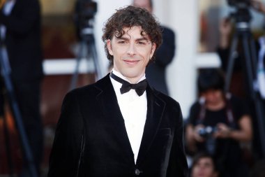 VENICE, İtalya - 8 Eylül 2018 'de Venedik, İtalya' da düzenlenen 75. Venedik Film Festivali sırasında Michele Riondino ödül töreninin kırmızı halısında yürüyor.
