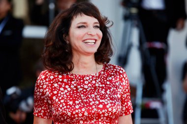 VENICE, İtalya - 8 Eylül 2018 tarihinde Venedik, İtalya 'da düzenlenen 75. Venedik Film Festivali sırasında Susanne Bier ödül töreninin kırmızı halısında yürüyor.