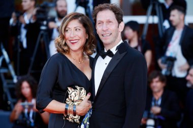 8 Eylül 2018 tarihinde Venedik, İtalya 'da düzenlenen 75. Venedik Film Festivali sırasında Tim Blake Nelson ve Lisa Benavides ödül töreninin kırmızı halısında yürüdüler..