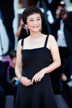 Sylvia Chang, 8 Eylül 2018 'de Venedik, İtalya' da düzenlenen 75. Venedik Film Festivali sırasında ödül töreninin kırmızı halısında yürüyor..