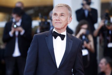 Christoph Waltz, 8 Eylül 2018 'de Venedik, İtalya' da düzenlenen 75. Venedik Film Festivali sırasında ödül töreninin kırmızı halısında yürüyor..