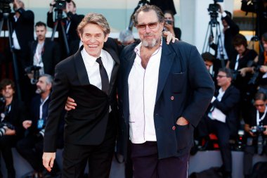 VENICE, İtalya - 8 Eylül 2018 tarihinde Venedik, İtalya 'da düzenlenen 75. Venedik Film Festivali sırasında Willem Dafoe ve Julian Schnabel ödül töreninin kırmızı halısında yürüdüler..
