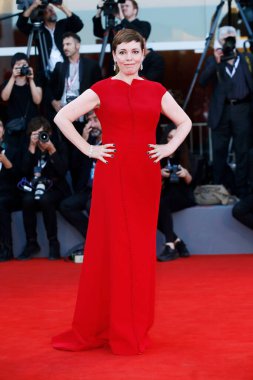 VENICE, İtalya - 8 Eylül 2018 'de Venedik, İtalya' da düzenlenen 75. Venedik Film Festivali sırasında Olivia Colman ödül töreninin kırmızı halısında yürüyor..