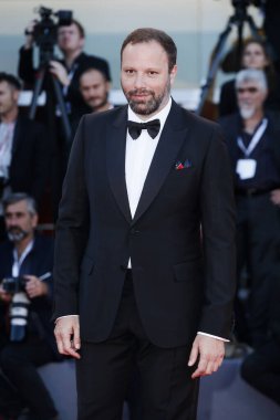 Venedik, İtalya - 8 Eylül 2018 'de Venedik, İtalya' da düzenlenen 75. Venedik Film Festivali sırasında Yorgos Lanthimos ödül töreninin kırmızı halısında yürüyor.