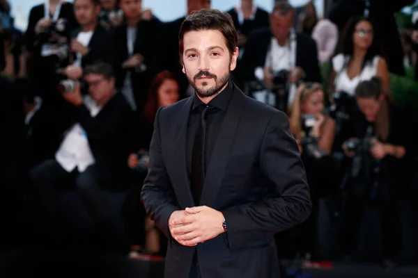 Venecia Italia Septiembre Diego Luna Camina Por Alfombra Roja Película — Foto de Stock