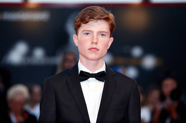 ВЕНИЦА, ИТАЛИЯ - 5 СЕНТЯБРЯ: Исак Бакли выходит на красную дорожку фильма "22 июля" во время 75-го Венецианского кинофестиваля 5 сентября 2018 года в Венеции, Италия
. 