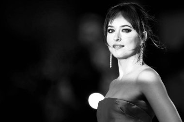 VENICE, İtalya - 1 Eylül 2018 'de Venedik, İtalya' da düzenlenen 75. Venedik Film Festivali sırasında Dakota Johnson Suspiria filminin kırmızı halısında yürüyor. 
