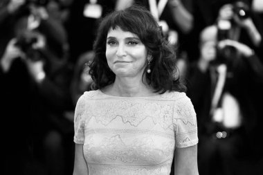 Venedik, İtalya - 29 Ağustos 2018 'de Venedik, İtalya' da düzenlenen 75. Venedik Film Festivali sırasında Susanne Bier kırmızı halıda yürüyor..