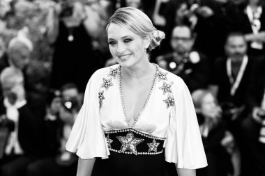 VENICE, İtalya - 29 Ağustos 2018 'de İtalya' nın Venedik kentinde düzenlenen 75. Venedik Film Festivali sırasında Carolina Crescentini açılış töreninin kırmızı halısında yürüyor..