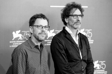VENICE, İtalya - 31 Ağustos 2018 'de Venedik, İtalya' da düzenlenen 75. Venedik Film Festivali sırasında Ethan Coen ve Joel Coen 