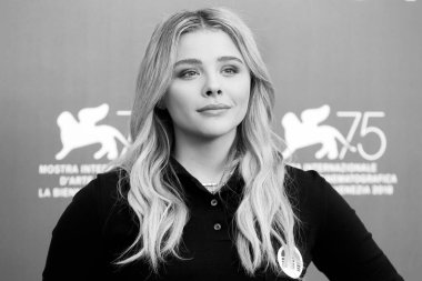 1 Eylül 2018 'de Venedik, İtalya' da düzenlenen 75. Venedik Film Festivali sırasında Chloe Grace Moretz, Suspiria adlı filmin fotoğraf çağrısına katıldı..