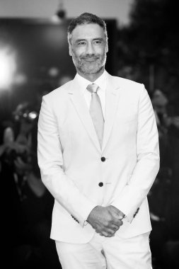 1 Eylül 2018 'de Venedik, İtalya' da düzenlenen 75. Venedik Film Festivali sırasında Taika Waititi, Suspiria adlı filmin kırmızı halısında yürüyor.. 