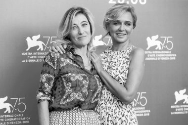 VENICE, İtalya - 5 Eylül 2018 tarihinde Venedik, İtalya 'da düzenlenen 75. Venedik Film Festivali sırasında Valeria Bruni Tedeschi ve Valeria Golino, 
