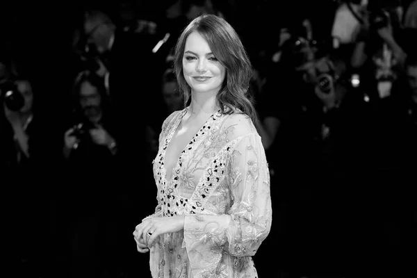 Venice Italy Αυγουστου Emma Stone Περπατά Στο Κόκκινο Χαλί Της — Φωτογραφία Αρχείου