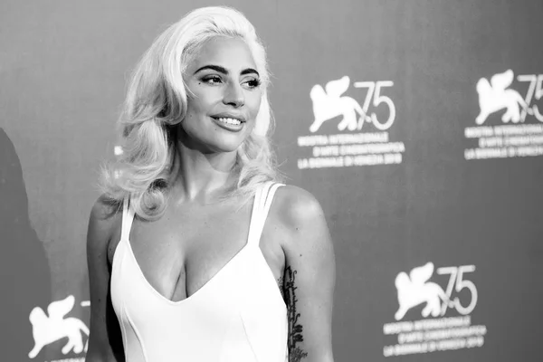 在2018年8月31日于意大利威尼斯举行的第75届威尼斯电影节上 Lady Gaga参加了电影 Star Born 的拍照 — 图库照片