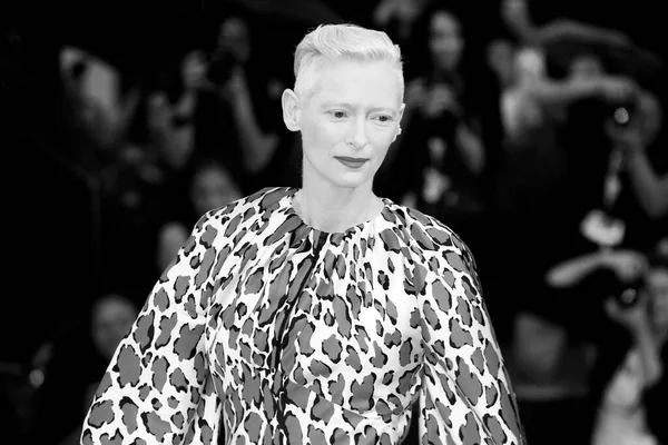 Venecia Italia Septiembre Tilda Swinton Camina Por Alfombra Roja Película — Foto de Stock