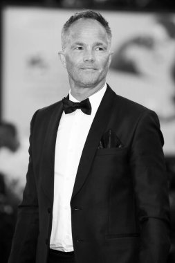 5 Eylül 2018 tarihinde Venedik, İtalya 'da düzenlenen 75. Venedik Film Festivali sırasında Jon Oigarden' 22 Temmuz 'adlı filmin kırmızı halısında yürüyor.. 