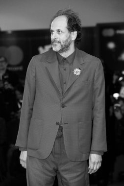 VENICE, İtalya - 1 Eylül 2018 'de Venedik, İtalya' da düzenlenen 75. Venedik Film Festivali sırasında Luca Guadagnino, Suspiria adlı filmin kırmızı halısında yürüyor.. 
