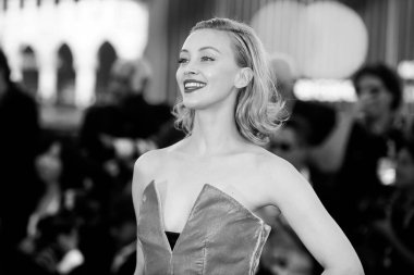 Venedik, İtalya - 4 Eylül 2018 'de Venedik, İtalya' da düzenlenen 75. Venedik Film Festivali sırasında Sarah Gadon, 'Vox Lux' filminin kırmızı halısında yürüyor. 