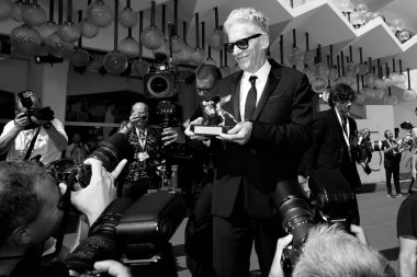 VENICE, İtalya - 6 Eylül 2018 tarihinde Venedik, İtalya 'da düzenlenen 75. Venedik Film Festivali sırasında David Cronenberg, Ömür Boyu Başarı Ödülü ile poz verdi. 