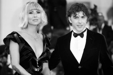 VENICE, İtalya - 8 Eylül 2018 tarihinde Venedik, İtalya 'da düzenlenen 75. Venedik Film Festivali sırasında Michele Riondino ve Eva Nestori ödül töreninin kırmızı halısında yürüdüler..