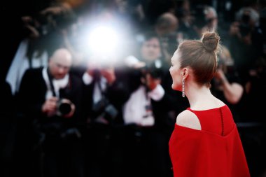 Julianne Moore, 8 Mayıs 2018 'de Fransa' nın Cannes kentinde düzenlenen 71. Cannes Film Festivali 'nde' Herkes Biliyor 've' Açılış Galasına 'katılıyor..