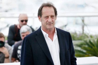 Cannes Film Festivali sırasında 16 Mayıs 2018 'de Cannes, Fransa' da düzenlenen 'Savaşta' adlı fotoğraf çekimine aktör Vincent Lindon da katıldı..