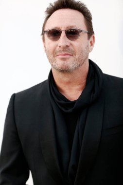 CAP D 'ANTIBES, FRANCE - 17 MAYIS: Julian Lennon 17 Mayıs 2018 tarihinde Fransa' nın Cap d 'Antibes kentindeki Hotel du Cap-Eden-Roc' da bulunan amfAR Gala Cannes 2018 'e vardı..