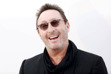 CAP D 'ANTIBES, FRANCE - 17 MAYIS: Julian Lennon 17 Mayıs 2018 tarihinde Fransa' nın Cap d 'Antibes kentindeki Hotel du Cap-Eden-Roc' da bulunan amfAR Gala Cannes 2018 'e vardı..