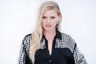 CAP D 'ANTIBES, FRANCE - 17 MAYIS: Lara Stone 17 Mayıs 2018 tarihinde Fransa' nın Cap d 'Antibes kentindeki Hotel du Cap-Eden-Roc' daki amfAR Gala Cannes 2018 'e ulaştı..