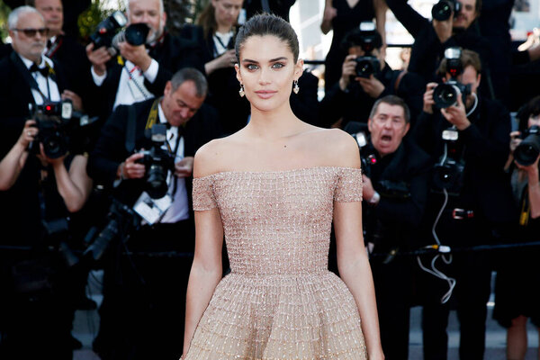 КАНННЫ, ФРАНЦИЯ - 12 мая: Сара Сампайо приняла участие в показе "Девочек солнца" во время 71-го Каннского кинофестиваля 12 мая 2018 года в Каннах, Франция
.