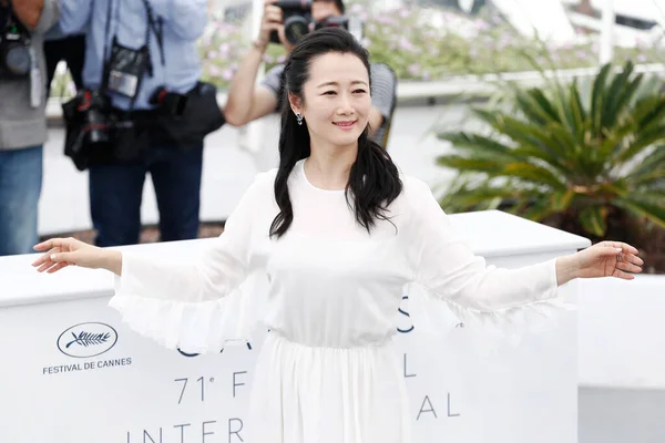 在2018年5月12日于法国戛纳举行的第71届戛纳电影节上 女演员陶扎参加了 灰是最纯净的白色 的拍照 — 图库照片