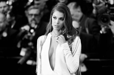 Iris Mittenaere, 10 Mayıs 2018 'de Fransa' nın Cannes kentinde düzenlenen 71. Cannes Film Festivali 'nde 