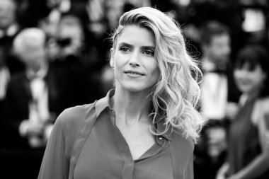 8 Mayıs 2018 'de Fransa' nın Cannes kentinde düzenlenen 71. Cannes Film Festivali 'nde Alice Taglioni' Herkes Biliyor 'gösterimine ve açılış galasına katıldı..