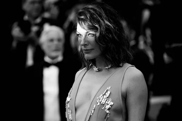 在2018年5月16日于法国戛纳举行的第71届戛纳电影节上 Milla Jovovich参加了 的放映 — 图库照片