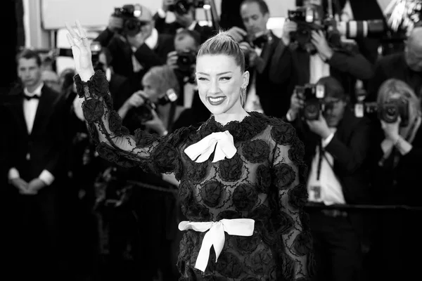 在2018年5月12日于法国戛纳举行的第71届戛纳电影节上 Amber Heard参加了 太阳之女 的放映 — 图库照片