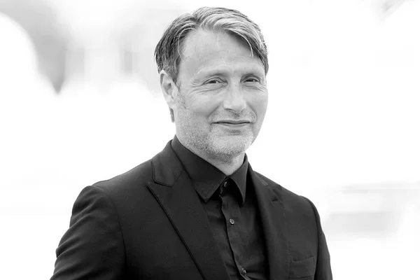 加内特 5月10日 演员Mads Mikkelsen在2018年5月10日于法国戛纳举行的第71届戛纳电影节上参加了 的拍照 — 图库照片